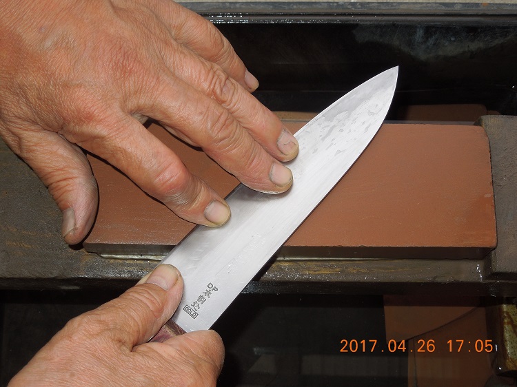 B-65  包丁とぎと修理（先折・刃欠け）1本（刃長19cm以下）（利用券）と包丁のとぎ方教本