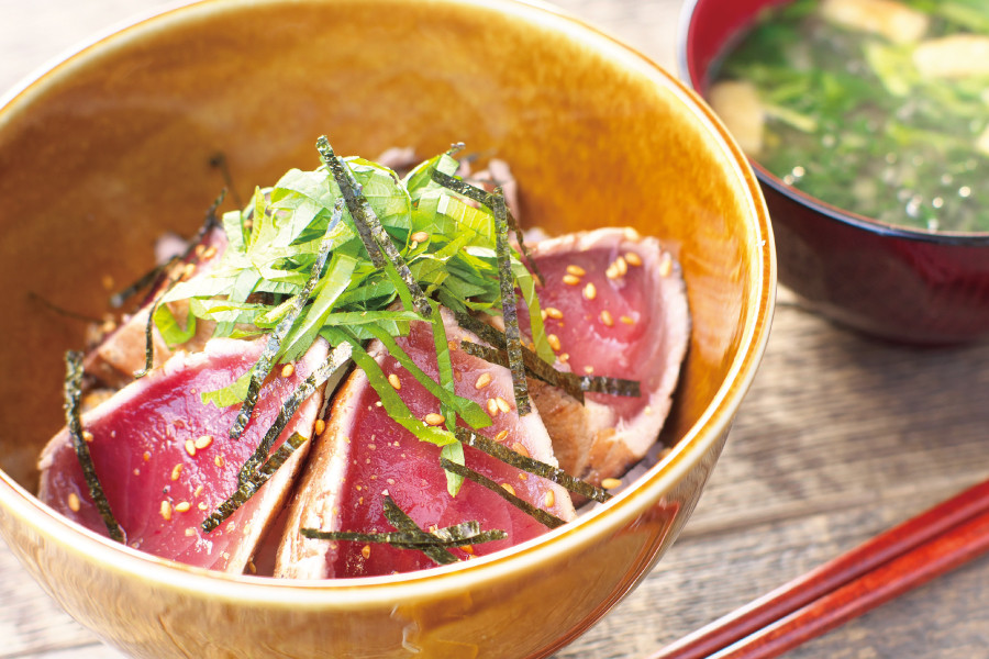 訳あり／ 藁焼き かつおのたたき 1kg (藻塩付き) / 増量 訳アリ 鰹 カツオ タタキ カツオのたたき 鰹のたたき 丼 刺身 ｜ふるラボ