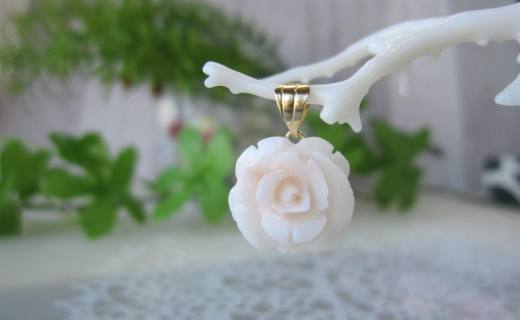 高知産天然白珊瑚薔薇の花のペンダント