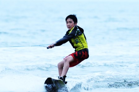 CO-006 【長井浜公園で遊ぼう】水上スキー・ウェイクボード体験プラン