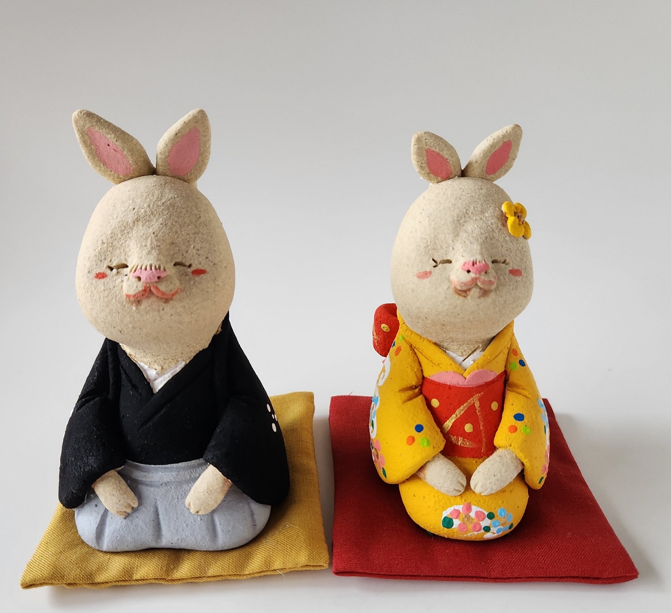 陶器干支人形 紋付き袴と着物の卯ペアー（各ミニ座布団付） H980｜ふるラボ